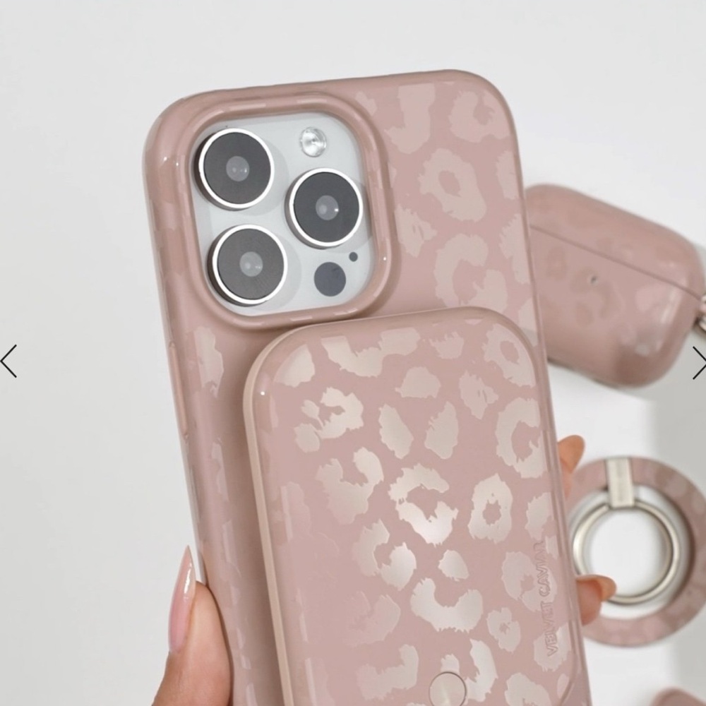 Iphone 11 pro max leopard velvet caviar phone case
